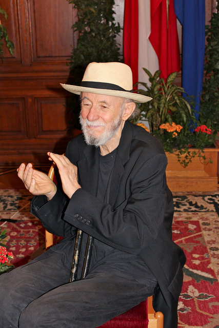 Günther Schrage wohnte eine Woche vor seinem Tod der Verleihung des Goldenen Verdienstzeichens des Landes Wien an den Penzinger Künstler Hubert „Hubsi“ Kramar im Rathaus bei. | Foto: Ulrike Swennen