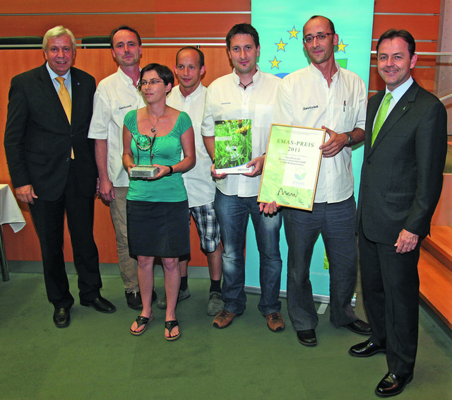 Bundesminister Nikolaus Berlakovich (re) und Johann Heuras, 2. Präsident des NÖ Landtages, überreichten die EMAS-Preise 2011. Stellvertretend für das Team nahmen Bernhard Sommer, Angelika Moser, Christian Fröhlich, Dieter Erla und Manfred Ergott den Preis entgegen. Foto: privat