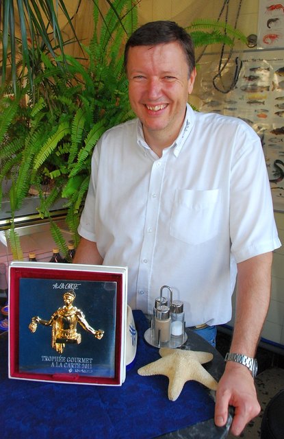 Walter Grüll freut sich sichtlich über die Trophée Gourmet (links)