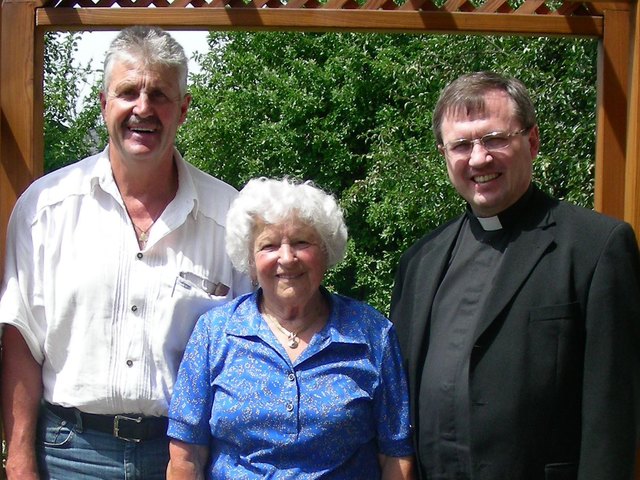 Auch Kirchdorfs Bürgermeister Ernst Schwaiger und Pfarrer Mag. Georg Gerstmayr gratulierten der rüstigen Jubilarin Johanna Sammer herzlich zum 85. Geburtstag