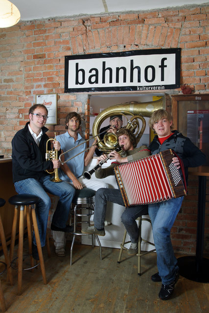 Der Holstuonarmusigbigbandclub (HMBC) wurde mit seinem Hit "Vo Mello bis ge Schoppornou" bekannt. | Foto: Berchtold
