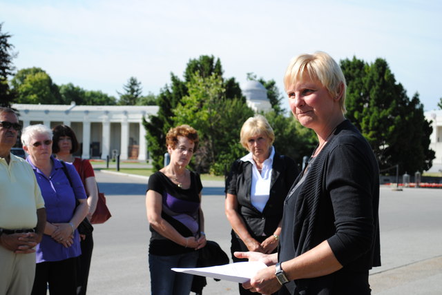 "Wir sind gefordert uns mit aller Zivilvourage, so wie es auch Rosa Jochmann getan hat, zu stellen und für den Zusammenhalt und das Miteinander in unserer Gesellschaft einzutreten", mahnte Sandra Frauenberger an Rosa Jochmans Ehrengrab. "Wehret den Anfängen und danken Rosa Jochmann für ihr Vermächtnis!"