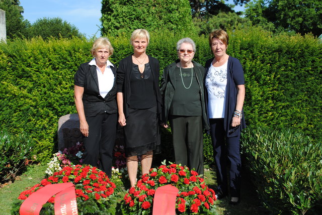 Ehrten den 110. Geburtstag Rosa Jochmanns, einer überzeugten Widerstandskämpferin und Antifaschistin: Eva-Maria Hatzl, Sandra Frauenberger, Zeitzeugin Herta Slabina von den FreiheitskämpferInnen und BV Renate Angerer (v.l.n.r.).
