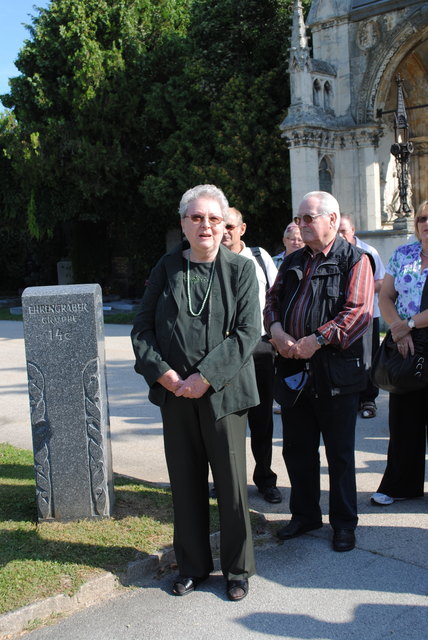 Zeitzeugin Herta Slabina lauscht andächtig den Worten von Eva-Maria Hatzl und Sandra Frauenberger.