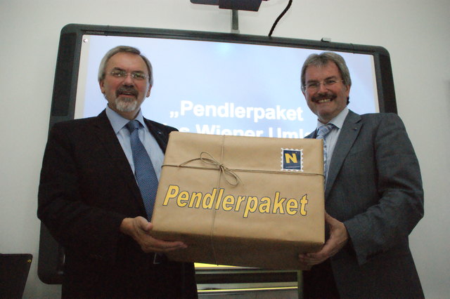 Pendlerpaket: LR Wilfing und Verkehrsplaner Zibuschka wollen Pendlerverkehrsnetz verbessern.