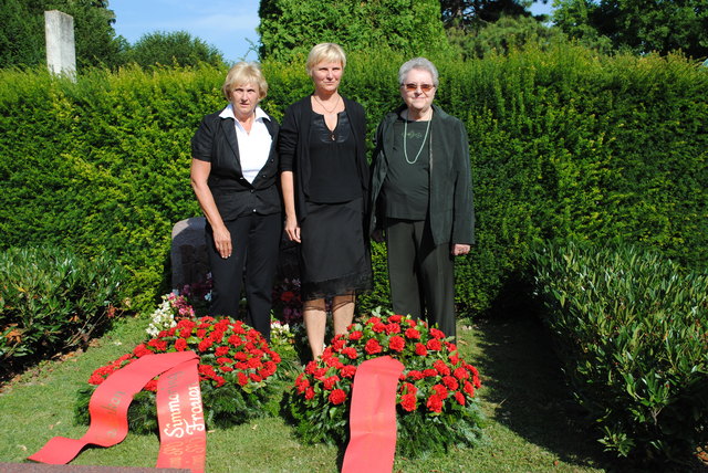 Ehrten den 110. Geburtstag Rosa Jochmanns, einer überzeugten Widerstandskämpferin und Antifaschistin: Eva-Maria Hatzl, Sandra Frauenberger und Zeitzeugin Herta Slabina von den FreiheitskämpferInnen (v.l.n.r.).