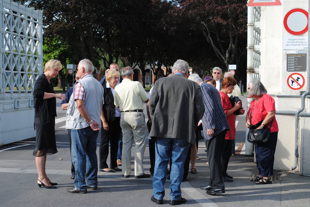 Rendez-vous zur feierlichen Kranzniederlegung im Gedenken an die Simmeringer Politikerin Rosa Jochmann: Stadträtin Sandra Frauenberger mit Weggeführten, Zeitzeugen und politisch Interessieren  vor dem Wiener Zentralfriedhof, Tor 2.