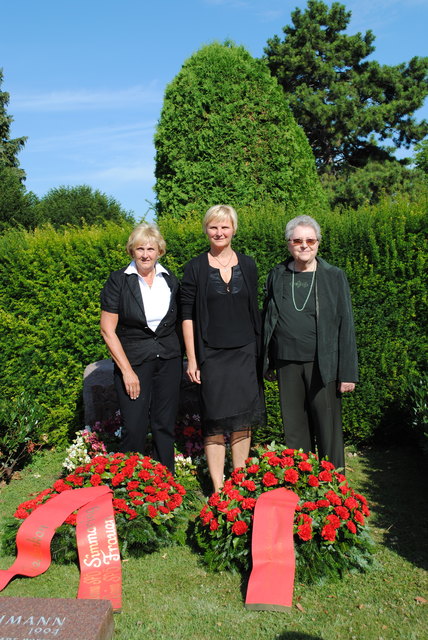 Ehrten den 110. Geburtstag Rosa Jochmanns, einer überzeugten Widerstandskämpferin und Antifaschistin: Eva-Maria Hatzl, Sandra Frauenberger und Zeitzeugin Herta Slabina von den FreiheitskämpferInnen (v.l.n.r.).