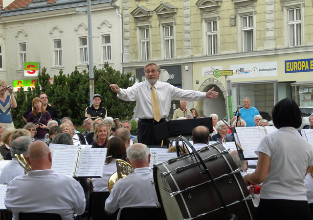 Peter Rapp dirigiert die Tacoma Concert Band