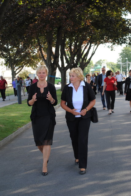 Stadträtin Sandra Frauenberger und Landtagsabgeordnete Eva-Maria Hatzl führten den Marsch zum Ehrengrab Rosa Jochmanns an.