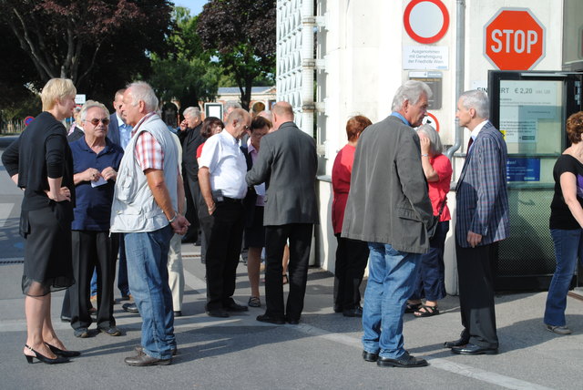 Rendez-vous zur feierlichen Kranzniederlegung im Gedenken an die Simmeringer Politikerin Rosa Jochmann: Stadträtin Sandra Frauenberger mit Weggeführten, Zeitzeugen und politisch Interessieren  vor dem Wiener Zentralfriedhof, Tor 2.