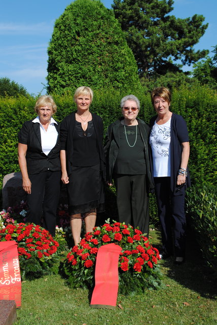 Ehrten den 110. Geburtstag Rosa Jochmanns, einer überzeugten Widerstandskämpferin und Antifaschistin: Eva-Maria Hatzl, Sandra Frauenberger, Zeitzeugin Herta Slabina von den FreiheitskämpferInnen und BV Renate Angerer (v.l.n.r.).