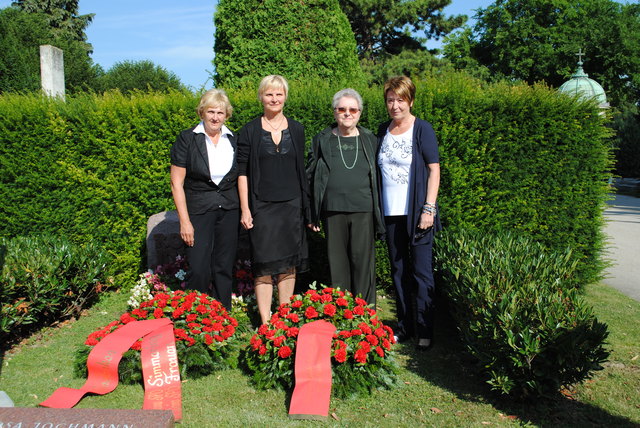 Ehrten den 110. Geburtstag Rosa Jochmanns, einer überzeugten Widerstandskämpferin und Antifaschistin: Eva-Maria Hatzl, Sandra Frauenberger, Zeitzeugin Herta Slabina von den FreiheitskämpferInnen und BV Renate Angerer (v.l.n.r.).
