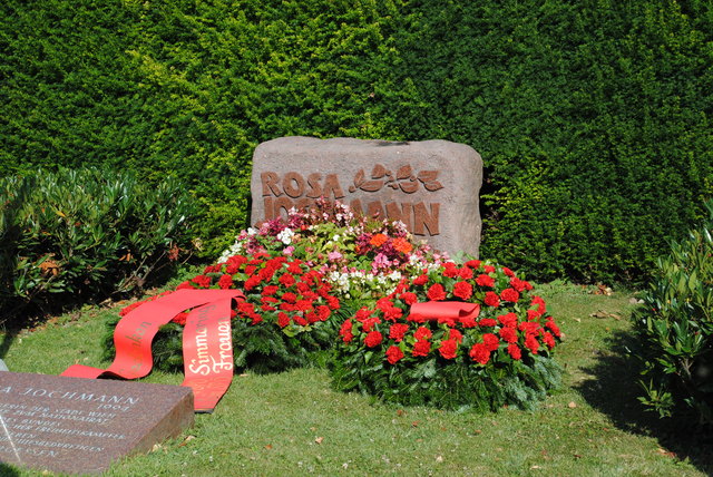 Mit Kränzen geschmücktes Ehrengrab der Ausnahmepolitikerin Rosa Jochmann.
