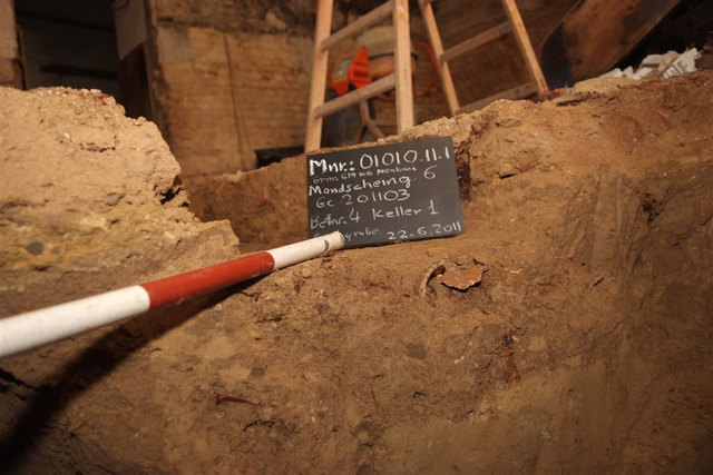 Schädelknochen noch in situ (der Originallage vor der Bergung) | Foto: Stadtarchäologie Wien