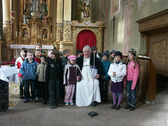 Pfarrer Martin F. Riederer mit Fließer Erstkommunikanten in der Barbara Kirche.