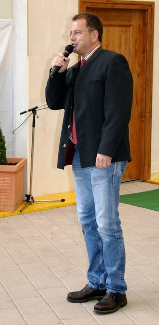 Bgm Hannes Neuhauser (Neffe des Künstlers) begrüßt die Gäste und eröffnet die Ausstellung