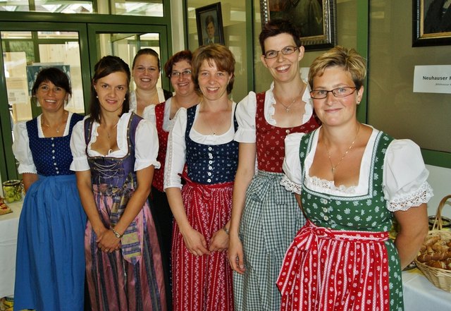 Die feschen Brandenberger Bäuerinnen mit Ortsbäuerin Claudia Klingler (r.i.B.) lieferten das reichhaltige Buffet