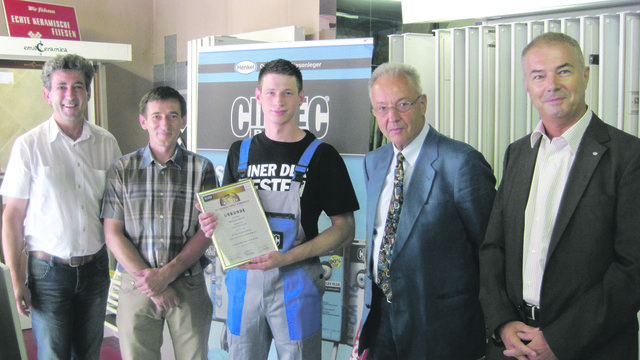 „Super-Lehrling“ Miroslav Mijic mit Franz Kusche (Henkel Österreich) und seinem Lehrherr Zoran Gavrilovic (Mitte). | Foto: Henkel
