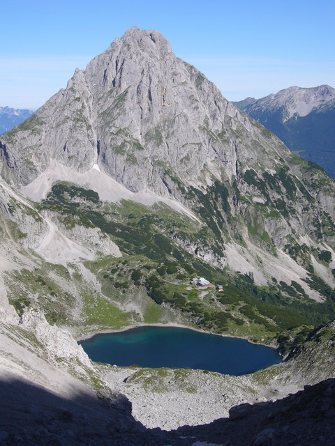 Coburger Hütte mit Drachensee und Sonnenspitze