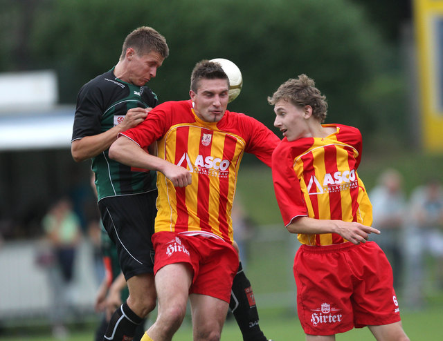 Die ATSV Wolfsberg-Spieler Hubert Theuermann (Mitte) und Christoph Joham (re.) werden sich auch gegen SK Treibach mächtig ins Zeug legen müssen, um drei Punkte an Land zu holen | Foto: Kuess
