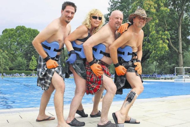 Aqua-joggen im Schottenrock: die Gäste des Vitalhotels konnten an tollen Aktionen mit dem Highlanderteam, regelkonform in Kilt gekleidet, teilnehmen.     Foto: KK