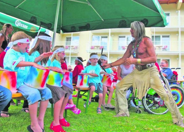 Waterloo trommelte und sang nicht nur mit Kindern, er lud auch zu Radtouren und Fit-mach-mit-Einheiten ein.       Foto: WOCHE
