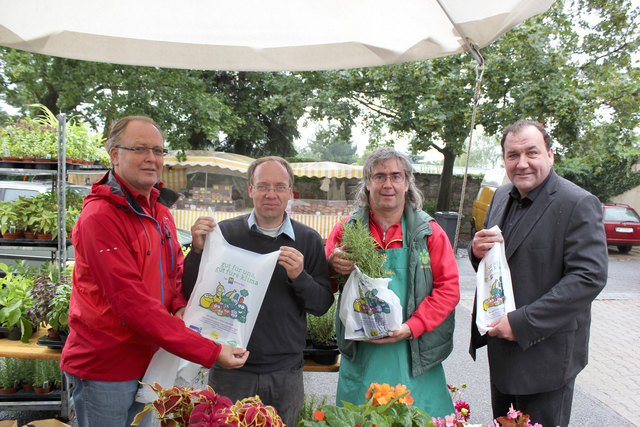 Am Wochenmarkt in Langenzersdorf wurden die Biosackerl von GR Martin Trimmel, GR Bernhard Rainer, Gärtnermeister Martin Ruzicka und Bgm. Andreas Arbesser einem Gebrauchstest unterzogen. | Foto: privat