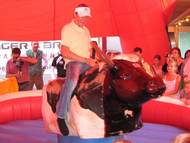 Ein actionreiches Rodeo-Bullen-Reitturnier findet am Freitag, 16. September ab 14.30 Uhr auf dem Parkplatz beim Sparmarkt Schwaiger in Kirchdorf statt