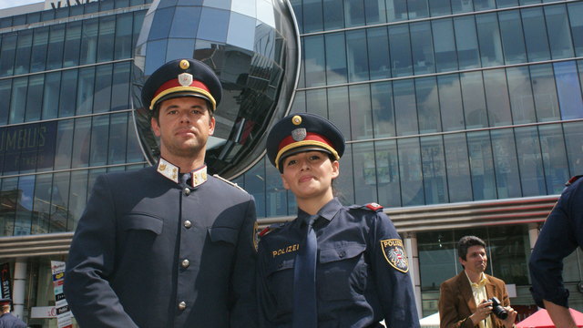Thomas Greis von der Sicherheitsakademie mit Neo-Polizistin Senay Gürsoy.