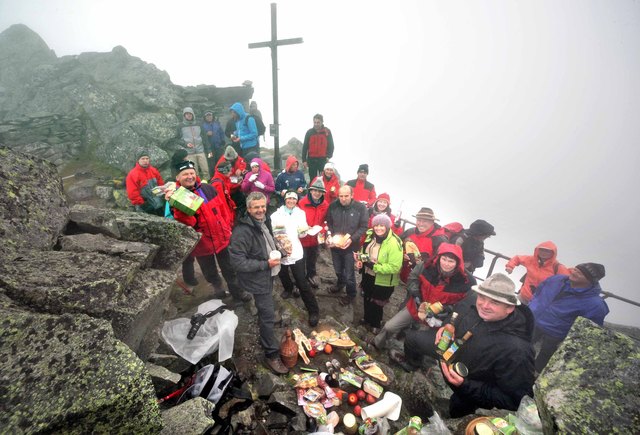 „SaporiAlpini – Alpengenuss“ gemeinsames Essen auf  dem Krimmler Tauernpass auf 2 634 m Höhe auf der Grenze Österreich/ Italien:  mit von links vorne Toni Lassacher (mit Obstsaft-Packung in der Hand) - Obmann des Obstbauvereins Bramberg, Stefan Walder aus Bozen - Leiter des Gesamtprojektes, Susanna und Christian Vötter - die Initiatoren vom Verein Tauriska in Neukirchen, Michael Oberhollenzer, Geschäftsführer der Gesellschaft „Ahrntal Natur“ und hinter ihm mit der roten Haube: Christine Stadler vom Salzburg