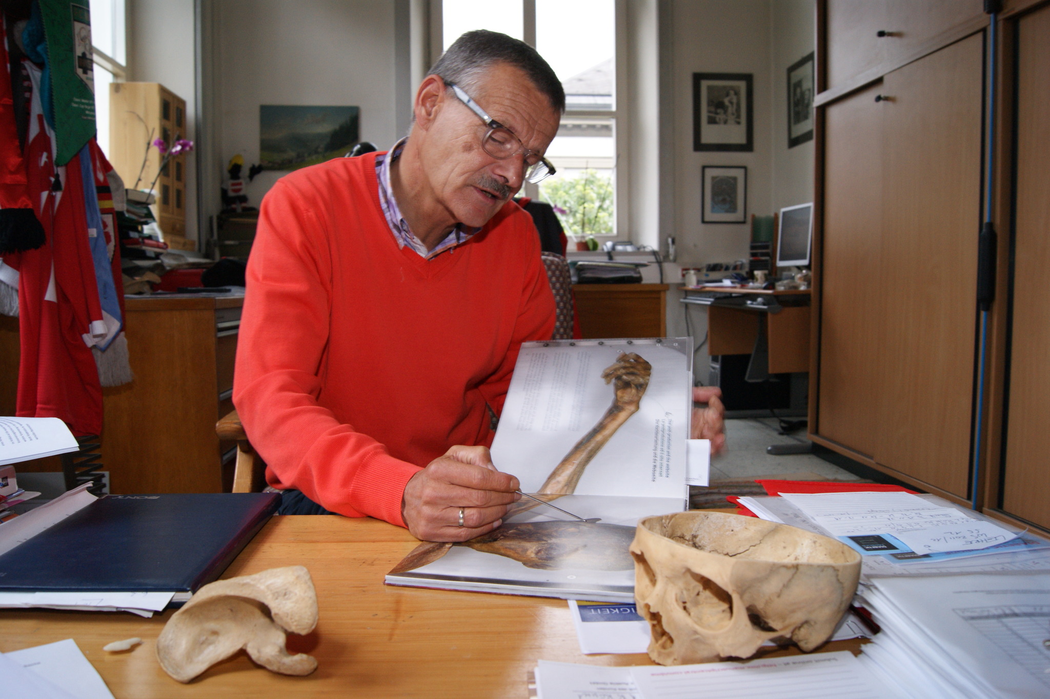 KarlHeinz Künzel ist mit dem Ötzi auf Du und Du! Innsbruck
