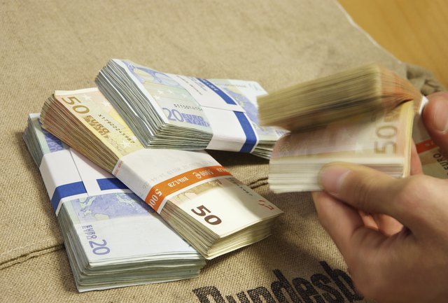 Die Opfer glaubten dem Betrüger und blätterten tausende Euro auf den Tisch.