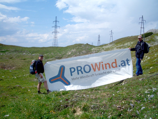 Mehr Windkraft braucht das Land! Erich Feldbaumer (Salzburg AG) und Franz Kok (Salzachwind GmbH, li.) setzen sich für einen Windpark am Windsfeld ein. Unlängst war ein Lokalaugenschein.
