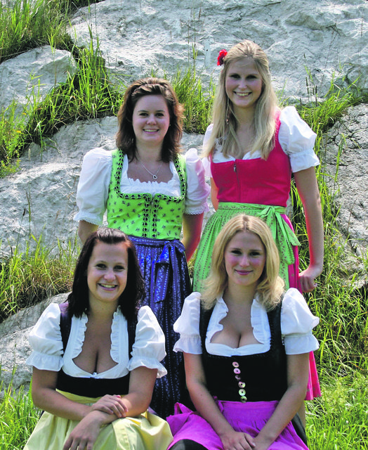 Anna Dick, Alina Greiderer, Karina Jöchl und Sandra Döttlinger laden zum Tanz für den guten Zweck am 20. August in das Kulturhaus Reith.