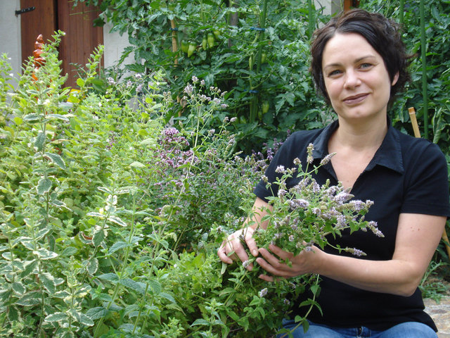 Karin Pelz-Grundner in ihrem kleinen, grünen Paradies.
