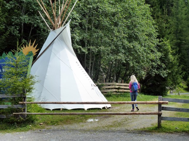 auf er Naggler Alm do steht a  indianisches Tipi