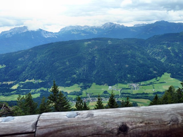 herrlicher Ausblick runter ins Gailtal von der Hütte aus