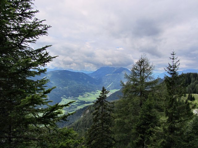 Ausblick dazwischen ins Gailtal