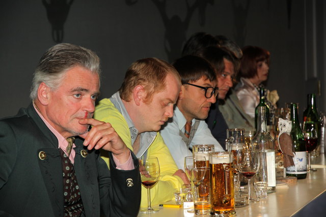 Traurige Ritter der Tafelrunde: Alfred Kleinheinz, Hannes Perkmann, Helmuth A. Häusler, Harald Windisch, Alexander M. Virgolini, Lorenz Gutmann, Gabi Geist und Joseph Holzknecht