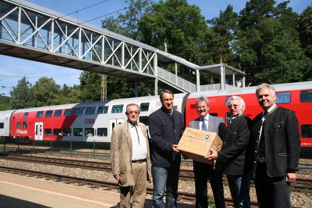 Es fährt ein Zug... in eineinhalb Jahren hoffentlich tatsächlich viertelstündlich. Das verspricht zumindest Verkehrslandesrat Karl Wilfing (Mitte) Vertretern der Gemeindepolitik: Gemeinderat Manfred Barta (links), Pressbaums Bürgermeister Josef Schmidl-Haberleitner(2. von links), Tullnerbachs Bürgermeister Johann Novomestsky(2. von rechts) und Gemeinderat Martin Söldner (rechts).