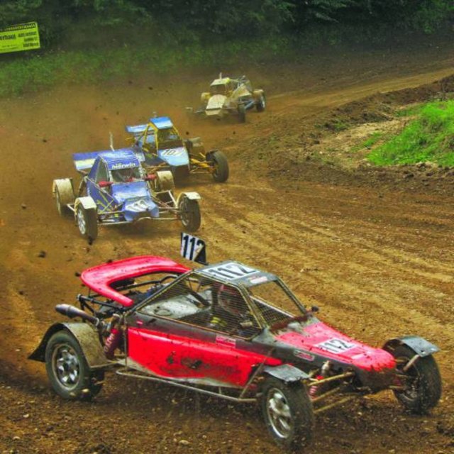 Spannendes Autocross wurde den Zusehern beim dritten Staatsmeisterschaftslauf von den rund 50 Teilnehmern diverser Klassen in Oberrakitsch geboten. Fotos: WOCHE