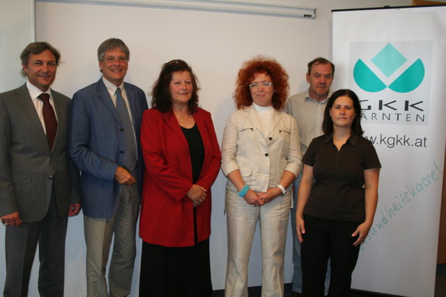 LHStv. Peter Kaiser präsentiert gemeinsam mit GKK-Direktor Johann Lintner, Gerlinde Wriessnegger, Isabella Scheiflinger, Franz Dotter und Gebärdensprach-Dolmetscherin Barbara Reinisch eine österreichweit einzigartige Lösung zur Begleitung Hörbeeinträchtiger durch Dolmetscher bei Arztbesuchen.