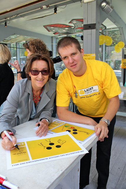 Andrea Scherney, Direktorin des Behindertensportverbandes mit dem blinden Abenteurer Thomas Seidling.