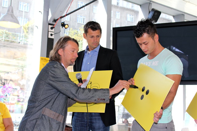 Creative Head Jörg Schorn erklärt Michael Buchleitner und Lukas Plöchl die Kampagne.