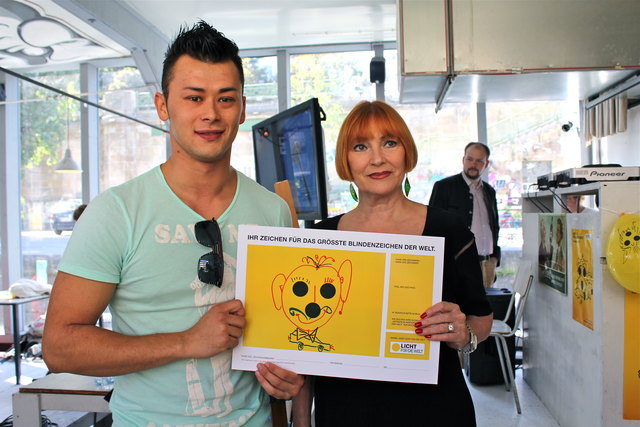 Musiker Lukas Plöchl mit "Licht für die Welt"-Good Will Ambassador Chris Lohner.