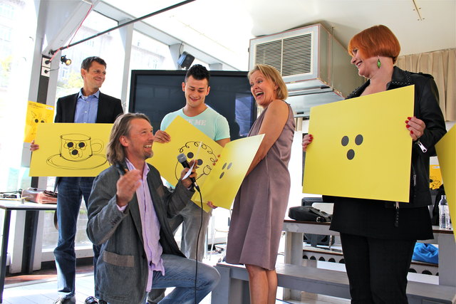 Creative Head Jörg Schorn erklärt die Kampagne (v.li.n.re:Michael Buchleitner, Lukas Plöchl, Hannelore Veit und Chris Lohner)