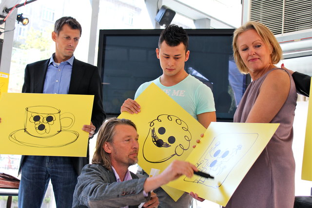 Jeder soll mitmachen beim größten Blindenzeichen der Welt: Jörg Schorn erklärt wie´s geht (v.li.n.re:Michael Buchleitner, Lukas Plöchl und Hannelore Veit)