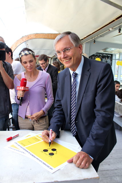 Auch Gesundheitsminster Alois Stöger zeichnet sein ganz persönliches Blindenzeichen.