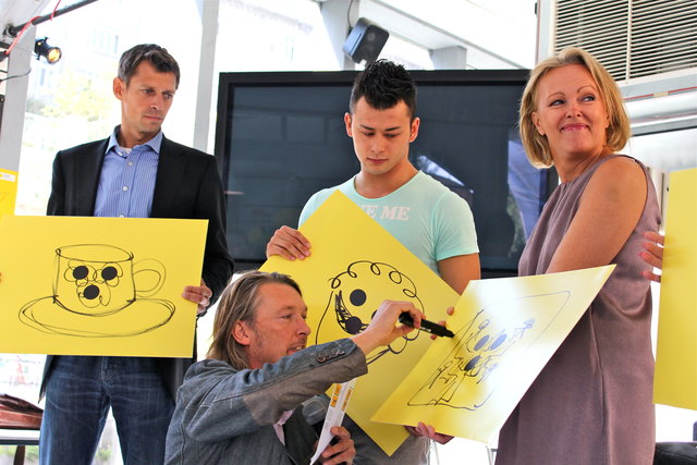 Jeder soll mitmachen beim größten Blindenzeichen der Welt: Jörg Schorn erklärt wie´s geht (v.li.n.re:Michael Buchleitner, Lukas Plöchl und Hannelore Veit)